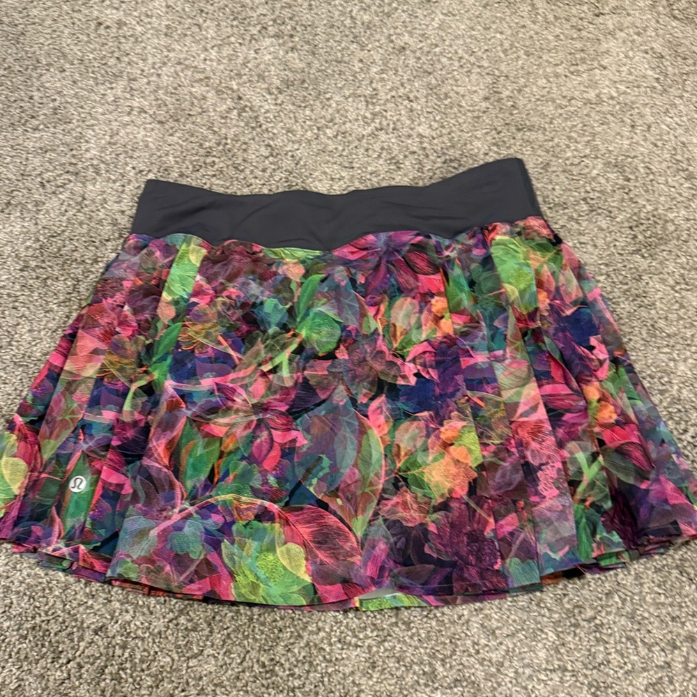 Lululemon pace rival multi tone floral skirt.